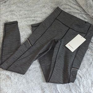 Lululemon Speed Up MR Tight 28” leggings - size 6
